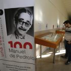 La mostra ‘Una veu rebel. 100 Manuel de Pedrolo’, fins al 26 de juny als passadissos del Rectorat.