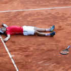 David Ferrer celebra en el suelo su victoria ante Kohlschreiber, que clasifica a España para semifinales.