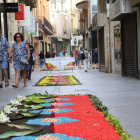Més de setanta persones van confeccionar disset catifes de flors i serradures acolorides que van decorar l'Eix Comercial.