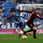 Piqué pugna con Gerard Moreno en el polémico partido de Copa ante el Espanyol.