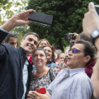 El presidente del Gobierno central, Pedro Sánchez, ayer, con socialistas asturianos en Oviedo.