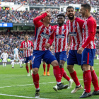 Griezmann celebra el gol del empate con sus compañeros durante el partido de ayer.