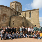 Les autoritats, al costat dels alumnes dels sis centres que van participar en el concurs per promoure el patrimoni cultural.