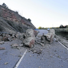 Las rocas que cortaron el paso en la LV-2014 entre Maldà y L’Espluga Calba.