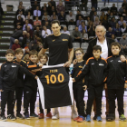 Miki Feliu recibió una camiseta por sus 100 partidos en el club.