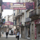 Las calles de Cervera están engalanadas con pancartas dedicadas al campeón.