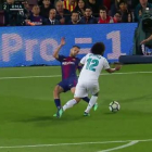 Una acción polémica del Barça-Madrid.