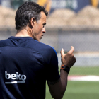 Luis Enrique, técnico del Barça, dando instrucciones durante el entrenamiento de ayer en la Ciutat Esportiva.