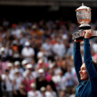 Simona Halep levanta el trofeo de campeona de Roland Garros.