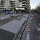 Estat de les obres del carril bici a l’avinguda Catalunya, ahir.