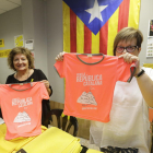 Las dos últimas camisetas que quedaban ayer por la tarde en la sede de la ANC de Lleida.