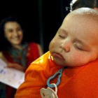 Els nadons que mengen sòlids de complir els sis mesos tenen menys problemes per dormir