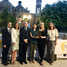 Al centre, Manuel Roure i, a la seua esquerra, Núria Baldrich i Núria Roure, a l’entrega del premi.