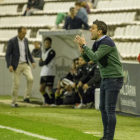 Gerard Albadalejo dóna instruccions als jugadors durant el Lleida-Hèrcules.