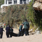 Imagen del traslado del último cuerpo recuperado de la patera naufragada en Barbate.