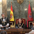 La fiscal general, Felipe VI y la ministra de Justicia escuchan el discurso de Carlos Lesmes (en pie).