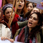 Marxa multitudinària a Turquia - Milers de dones es van concentrar ahir al carrer Istiklal, a Istanbul, en el qual va ser la primera manifestació permesa pel Govern en un any. Les forces de seguretat van acordonar la plaça Taksim, punt de trobad ...