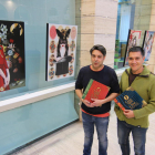 El artista Narcís Gironell y el escritor y periodista Martí Gironell, ayer en la Biblioteca Pública de Lleida.