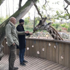 Steffen, l’amfitrió belga de Pou, li mostra el zoo on treballa.