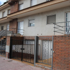 Imatge de l’habitatge en què va tenir lloc l’agressió. A la dreta, la porta amb el vidre trencat.