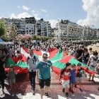 Desenes de milers de bascos uneixen les capitals en favor del dret a decidir