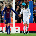 Gerard Piqué se interesa por Cristiano, que se dañó el tobillo durante el Clásico.