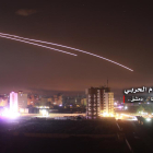 Misiles de defensa aérea sirios interceptan misiles israelíes en el cielo de Damasco. 