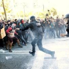 Els Mossos carreguen contra CDR que intentaven arribar a la manifestació de policies