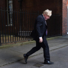 El ministro de Exteriores, Boris Johnson, abandona Downing Street tras el Consejo de Ministros. 