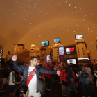 Seguidores del River Plate celebran el triunfo de su equipo en Buenos Aires.