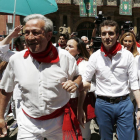 El popular Pablo Casado, ayer, mientras era increpado ante el ayuntamiento de Pamplona.