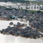 El río Takahashi inunda a su paso la población japonesa de Kurashiki, en la Prefectura de Okayama.