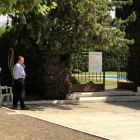 Dos agentes de los Mossos custodiando la entrada a la piscina de la entidad deportiva el día del suceso.  
