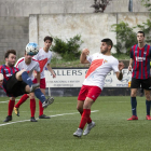 Un jugador del Tàrrega impacta un balón en el aire ante varios rivales del Rubí, ayer en el Municipal Joan Capdevila.
