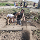 Varios jóvenes trabajando como voluntarios el año pasado en un campo de Agramunt. 