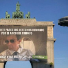 Greenpeace exige a Sánchez el fin de la venta de armas con un meme gigante en el Arco de Triunfo.