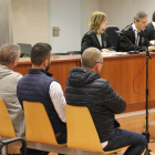 Los tres acusados (con el guardia civil en el centro), ayer durante el juicio en la Audiencia de Lleida. 