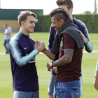 Paulinho saluda a Denis Suárez antes del entrenamiento del FC Barcelona en la Ciutat Esportiva.