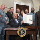 Trump firma el decreto que impone aranceles al acero y al aluminio.