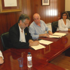 Imagen de la firma del convenio entre el Conselh y la AALO.