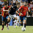 Ceballos i Isco intenten frenar el croat Luka Modric, company de vestidor al Madrid.