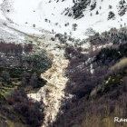 Un gran alud arranca árboles y enturbia el agua potable en Isil