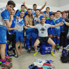 Els jugadors del Lleida Llista celebren al vestidor la victòria a Lloret, la sisena de la temporada.