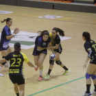 Victoria Alférez, de la Associació Lleidatana, intenta superar a una jugadora del Joventut de Mataró.