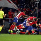 Los jugadores del Atlético de Madrid celebran el tanto de la victoria, obra de Godín.