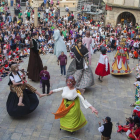 Un moment del ball que van protagonitzar ahir els gegants a la plaça Major de Tàrrega en el marc de l’Eixideta.