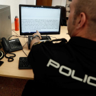 Un agent de la Policia Nacional mostra el correu electrònic que reben les víctimes de l’estafa.