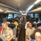 Viajeros del tren a Cervera, en el autocar que hizo el trayecto al suspenderse el tren.