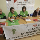El portavoz de Ipcena y miembros de la plataforma contra la planta de compostaje ayer en Lleida.