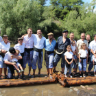 Foto de familia de la veintena de ‘raiers’ que han participado este año en Coll de Nargó en la construcción y la navegación de estas barcas de madera. 